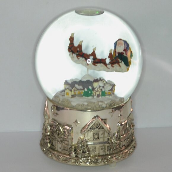 Snow Globe On Silver-Tone Base Flying Santa Musical Christmas Decor - Picture 1 of 3